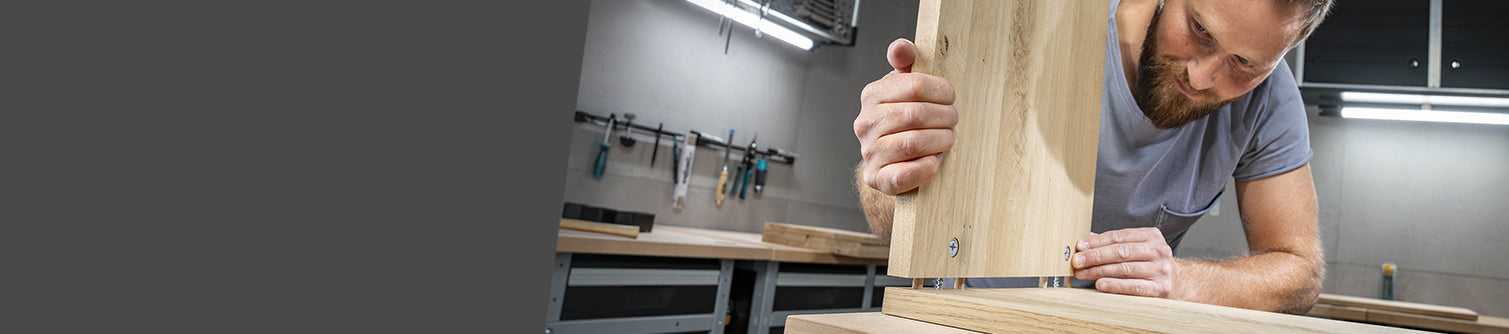 Homme travaillant le bois dans un atelier
