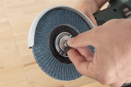 Quick-Action Clamping Nut for Angle Grinders