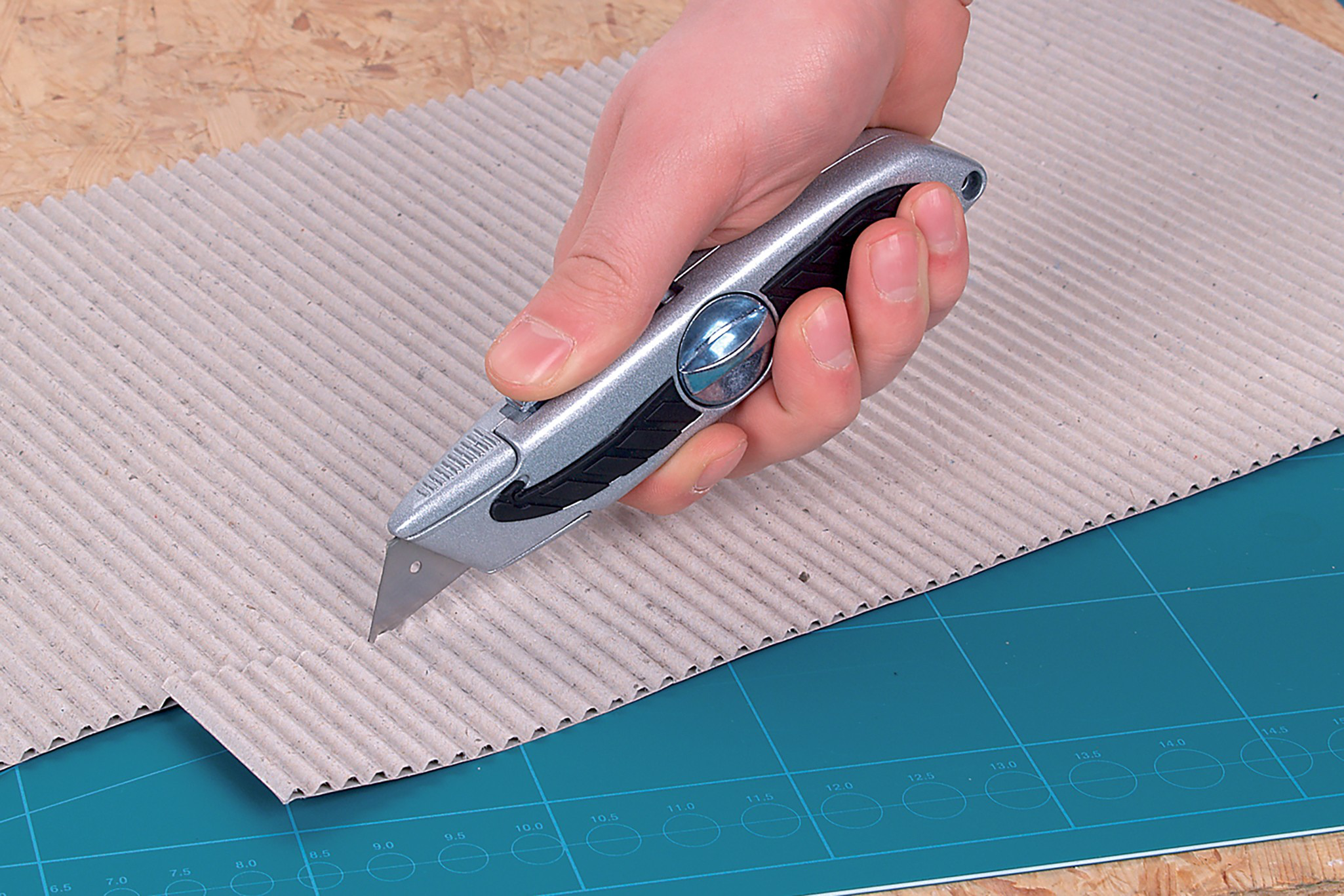 Standard Trapezium Blade Knife with Retractable Blade - Image 4