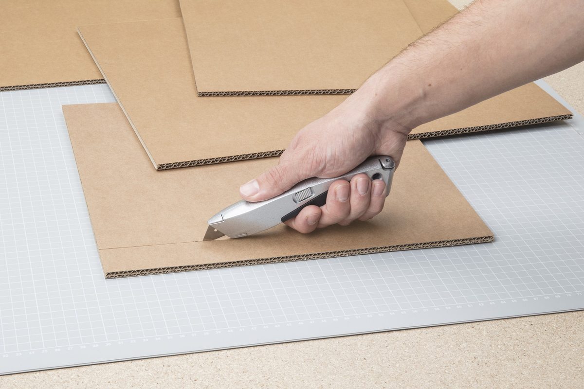 Trapezium Blade Knife with Retractable Blade - Image 3