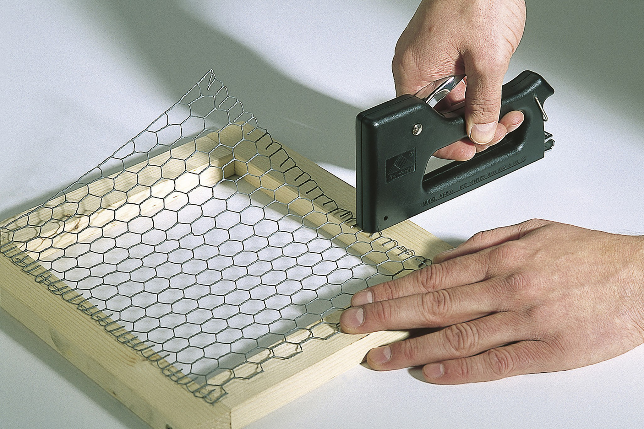 Broad Back Staples, Steel, Type 053 - Image 4