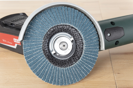 Quick-Action Clamping Nut for Angle Grinders