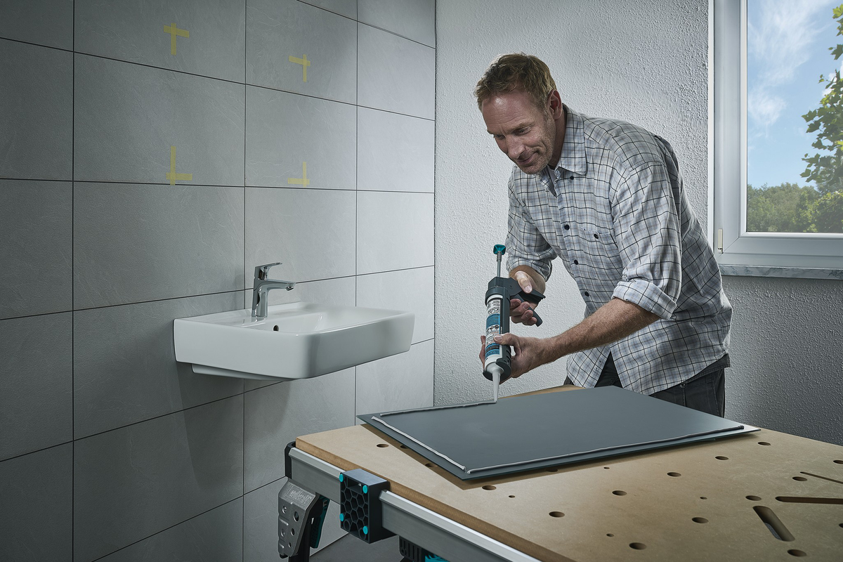 MG 100 Caulking Gun