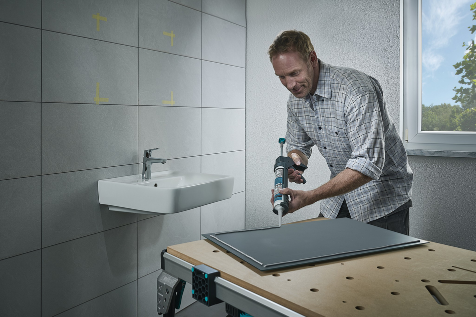 MG 100 Caulking Gun
