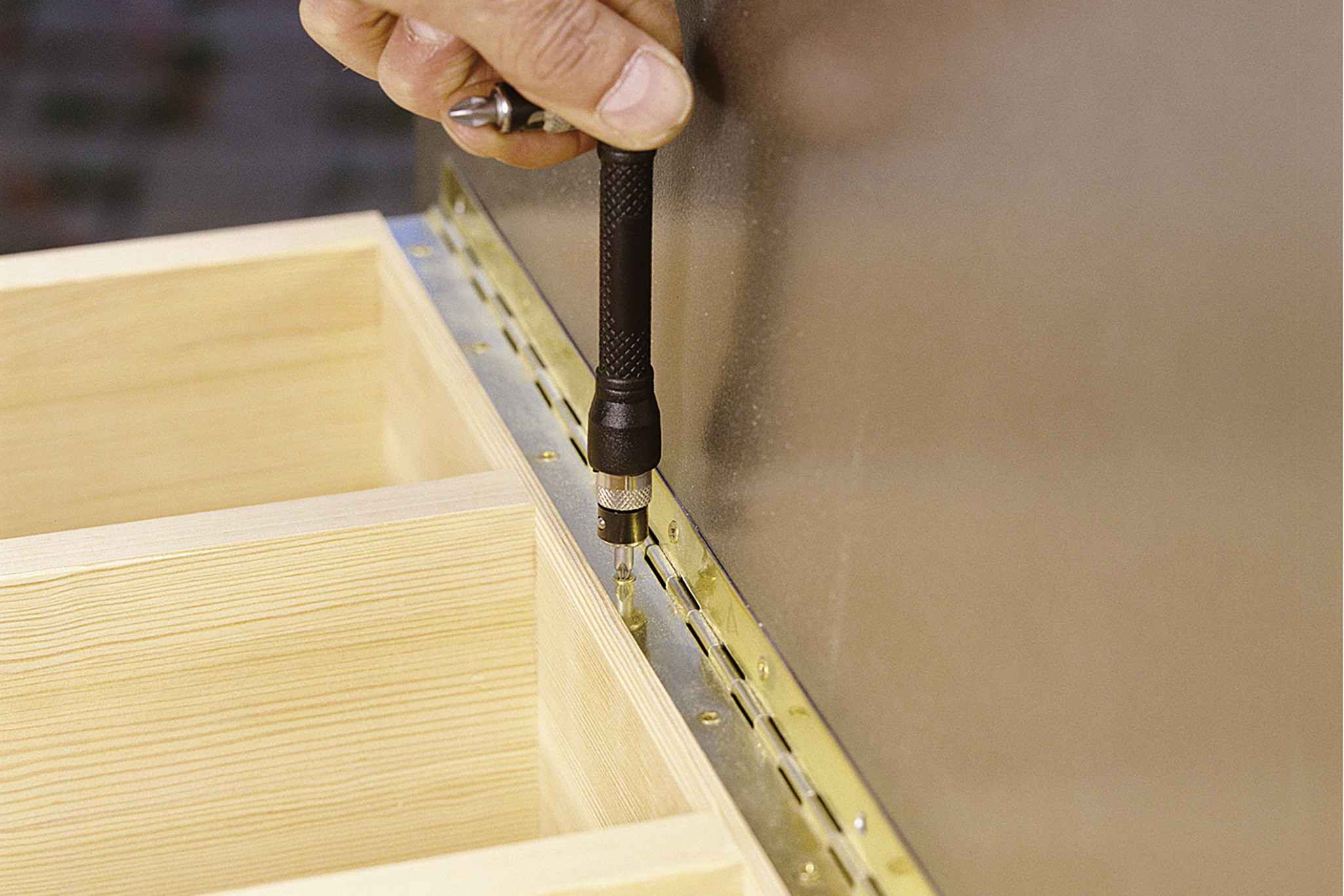 Angled Hand Screwdriver With 2 Bit Sockets - Image 3