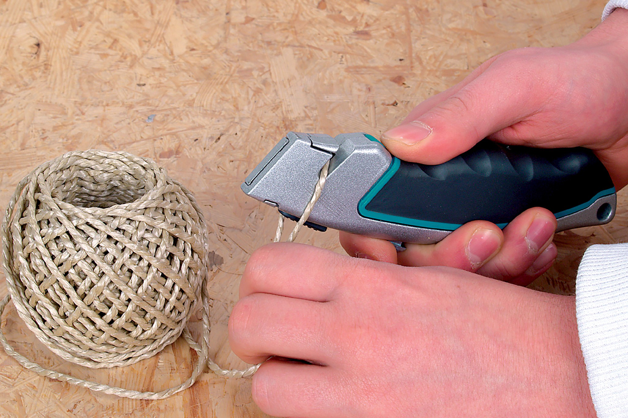 Quick-Change Trapezium Blade Knife with Retractable Blade