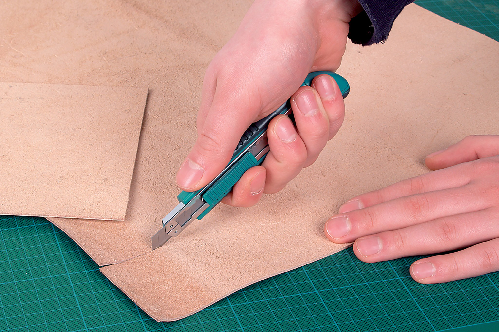 2C Plastic Snap-Off Blade Knife, 9 mm - Image 2